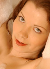 manuela-spreads-in-the-bathtub/5.jpg