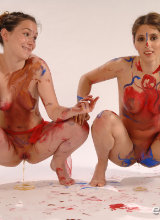 linda-f-and-mia-bodypainting-and-peeing/10.jpg